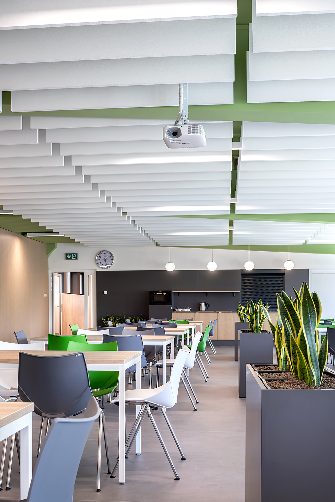 Na suficie znajduje się także rzutnik, pomocny podczas organizowanych spotkań w kantynie.